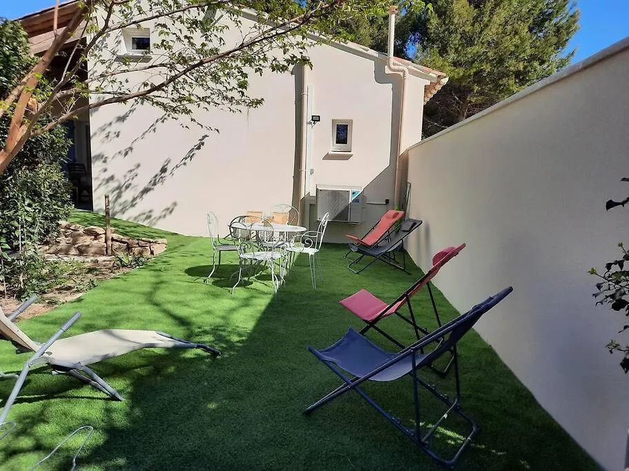 Holiday home Villa Avec Piscine Dans Un Avre De Verdure Caderousse