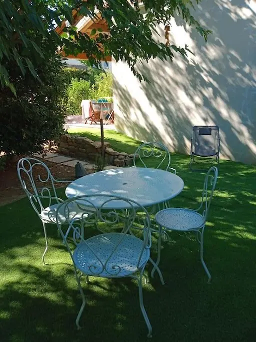 Holiday home Villa Avec Piscine Dans Un Avre De Verdure Caderousse