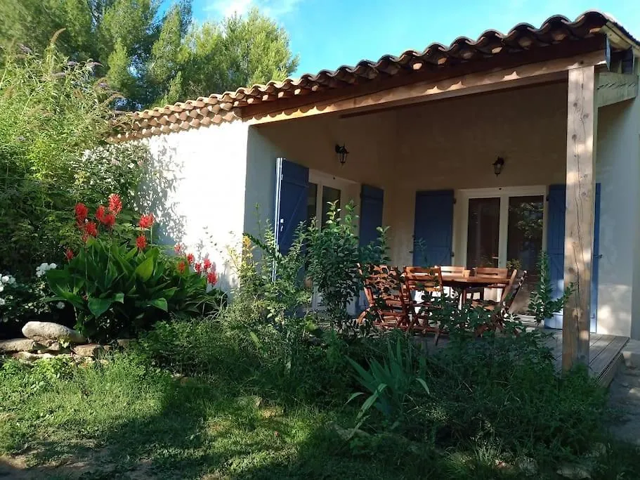 Holiday home Villa Avec Piscine Dans Un Avre De Verdure Caderousse